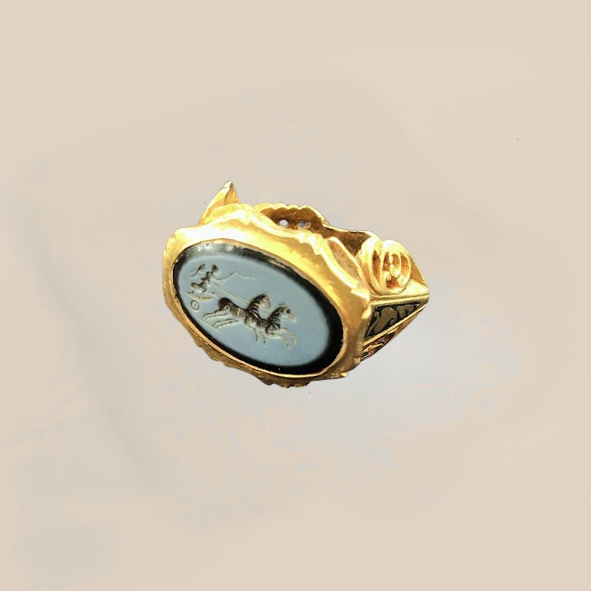 Altın yüzük yaklaşık 1800 yıllık