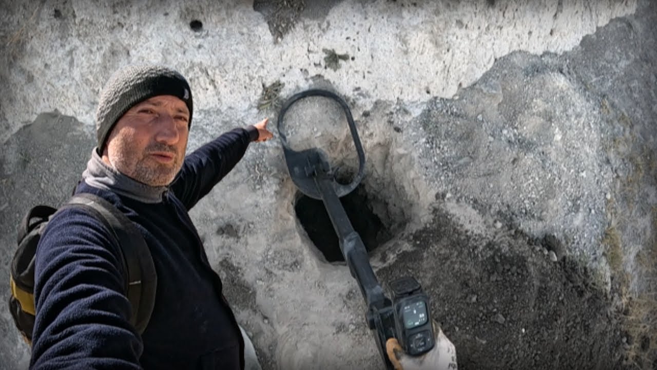 Tarihi Eser Altın Hazine Çıkarınca 1 Metrede Defineci Şaşırdı !!!