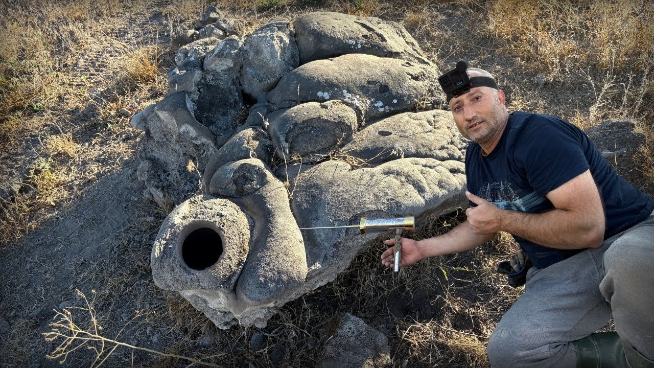 Define Oyma İşaretleri Karşıdaki Gizemli Kayayı Gösteriyor !!!