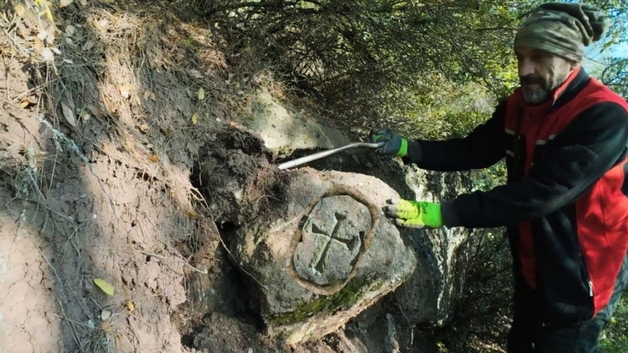 Büyük Kaya Kasasından Çıkan Dehşet Verici Define !!!