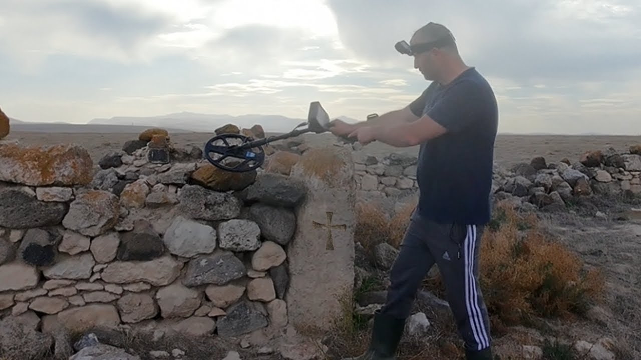 Duvarın Altındaki Büyük Mezarda Define Var Açalım !!!