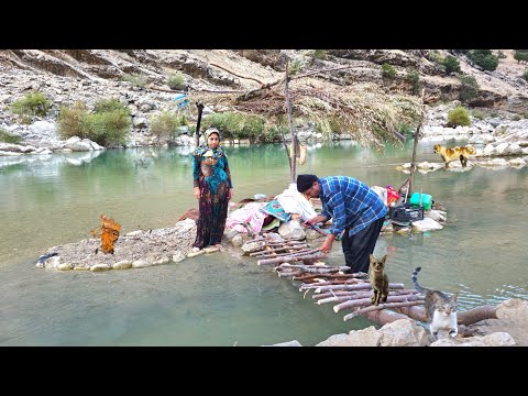 😱 How Did This Family Build a Wooden Bridge with Only Oak Trees? 🪵🌿 Life on a Wild River Island 🌊
