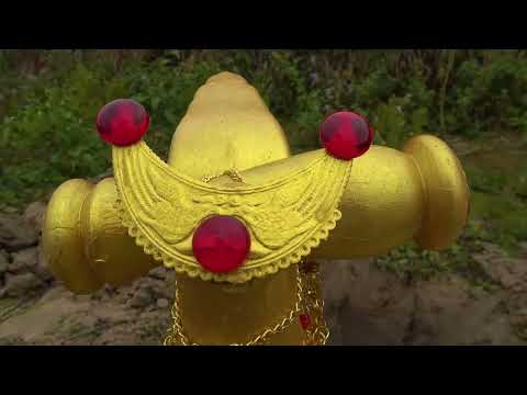 I searched for treasures in the old ruins and found the gold treasures hidden by the ancients