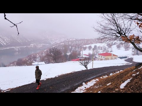 Yalnız Adamın Dağlarda Mücadelesi: Kar ve Zorluklar Arasında Bir Yaşam. A lonely and difficult life.