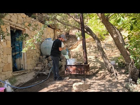 Yüksek dağ köyünde yaşayan adamın zorlu ve mutlu yaşamı.Türkiye de köy hayatı.Village life in Turkey