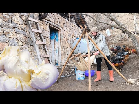 Soğuk Bir Kış Gününde Dağ Köyünde Geleneksel Yayıkla Keçi Tulumu İçerisinde Tereyağı Yapımı. #butter