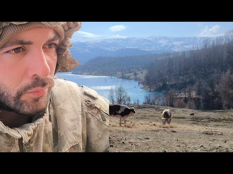 Türkiye'nin uzak bir dağ köyünde yaşam. Man living happily in mountain village far from civilization