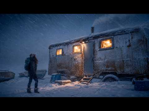 Solo Female Winter Survival: Escaping a Snowstorm in a Ruined RV