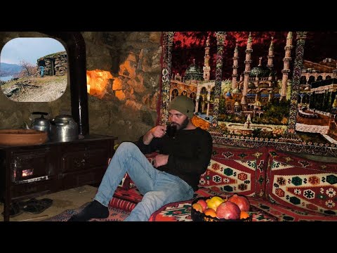Yoğun yağışlı ve soğuk birgün de taş evde sıcak yaşam🌨️🌧️ Uçurumda taştan barınak yapımı #shelter