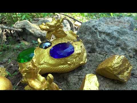 I found the ancient tomb in the wilderness, and he was surprised when I opened it!